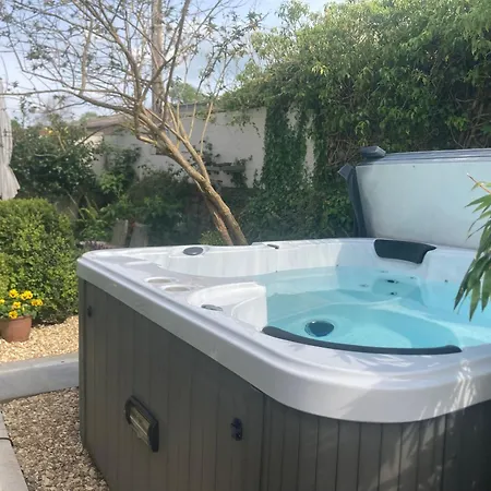 Bryntirion Farmhouse Apartment With Hot Tub Llanfair Caereinion Exterior photo