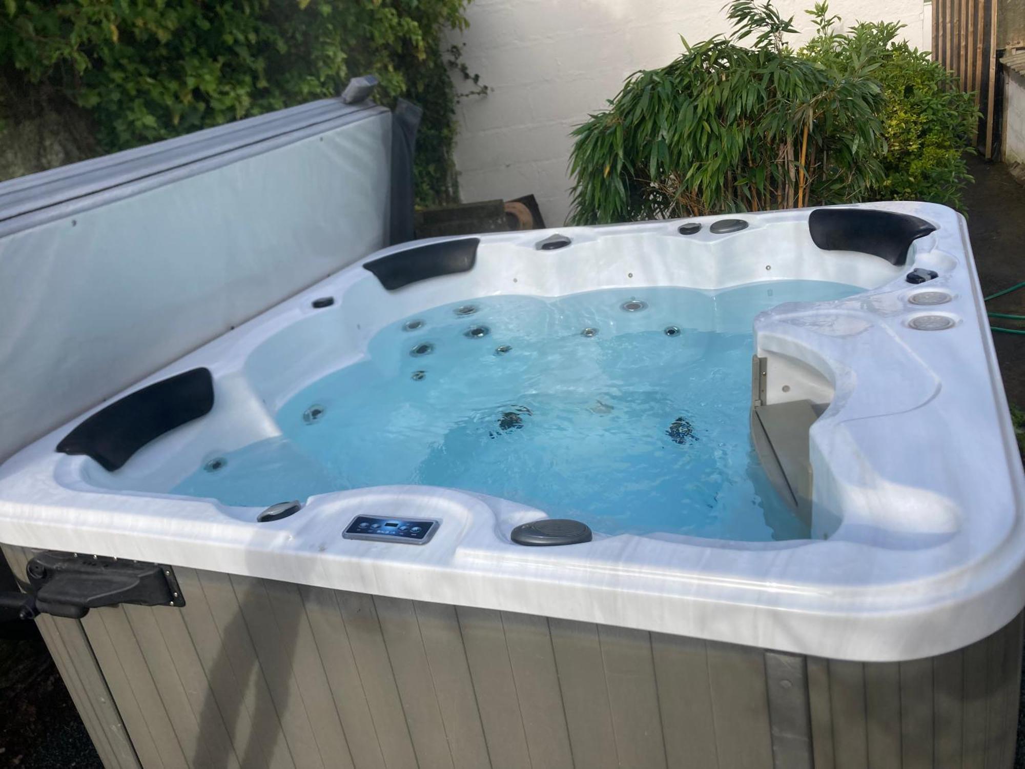 Apartment Bryntirion With Hot Tub Llanfair Caereinion