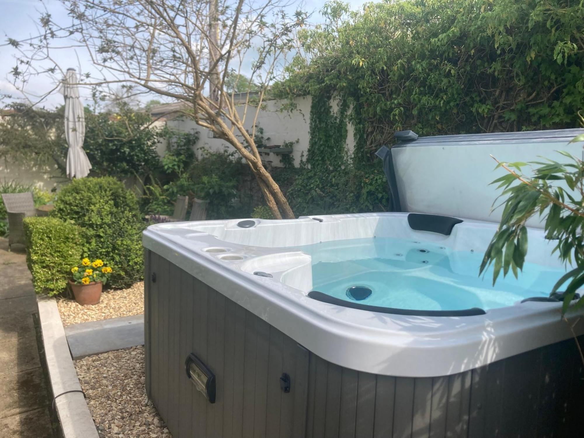 Apartment Bryntirion With Hot Tub